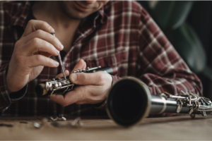 Lutnik naprawiający klarnet – precyzyjna regulacja mechanizmu instrumentu dętego