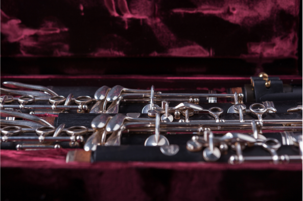 Klarnet w futerale – elegancja i precyzja instrumentu dętego